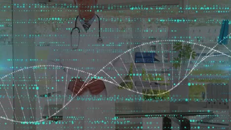 Animation-Von-DNA-Und-Grünen-Punkten-über-Einem-Glücklichen-Kaukasischen-Männlichen-Arzt