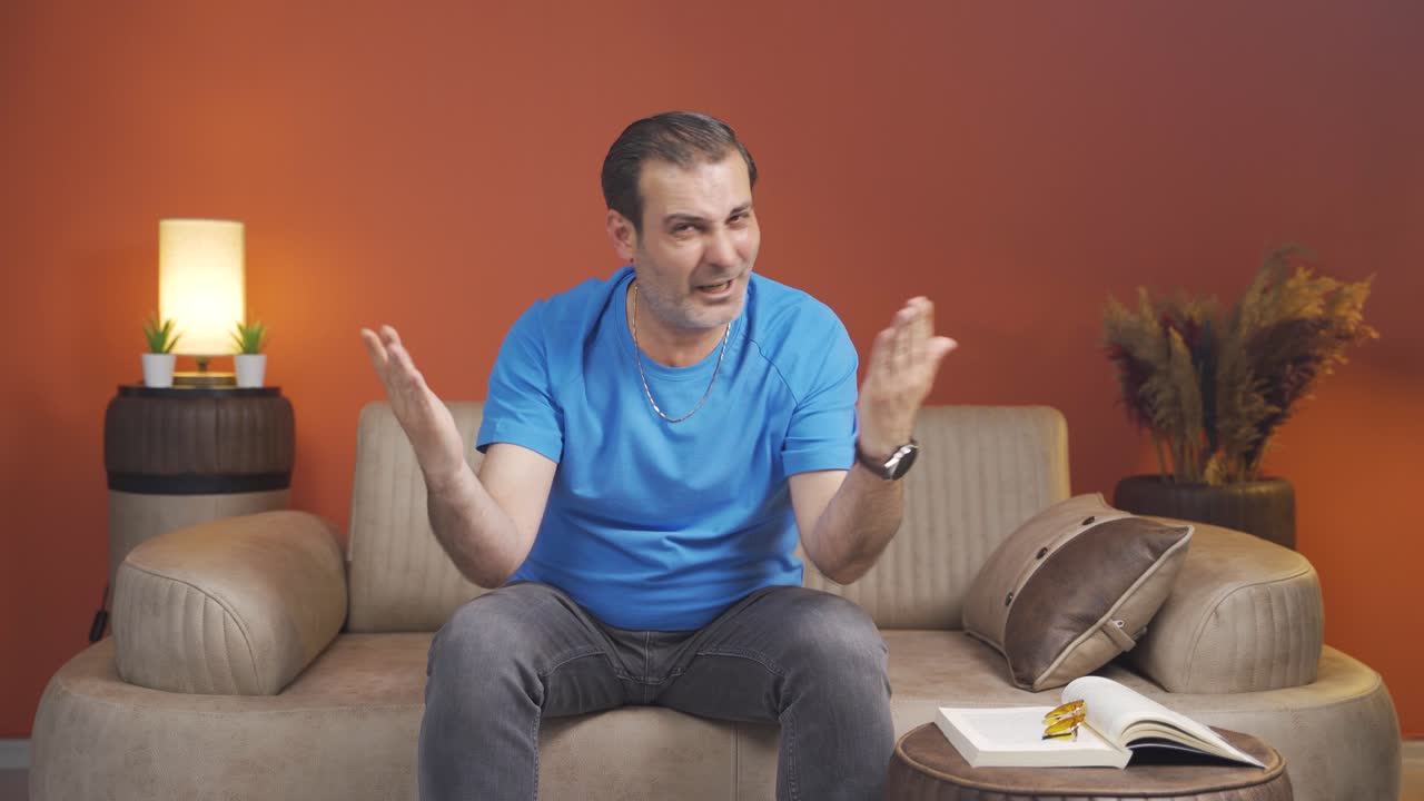 el hombre se enojó con la cámara.