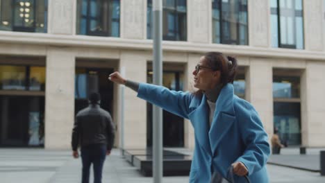 vista lateral de una feliz mujer de negocios corriendo con el puño levantado como superhéroe