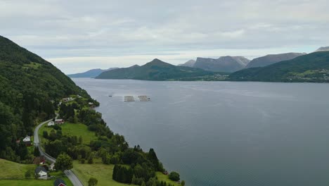 Luftaufnahme-über-Dem-Wasser-Von-Folkestad,-Norwegen