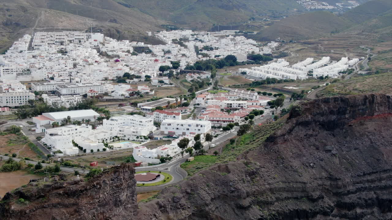 toma aérea panorámica sobre el valle de agaete, isla de gran canaria