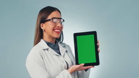 mujer de la ciencia, tableta y pantalla verde en el estudio