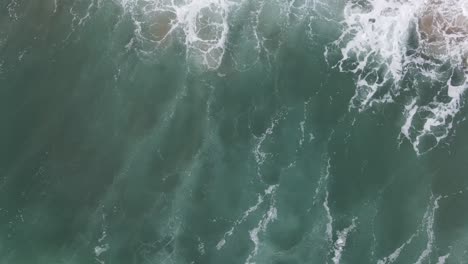 Olas-Del-Mar-Océano-En-Tiro-De-Drone-De-Arriba-Hacia-Abajo