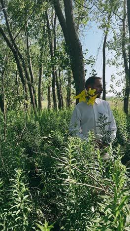 hombre en un bosque con flores