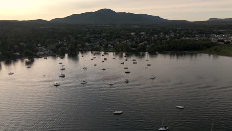 Casas-Frente-Al-Mar-Con-Veleros-Anclados-En-El-Lago-Memphremagog-Durante-La-Puesta-De-Sol-En-Quebec,-Canadá