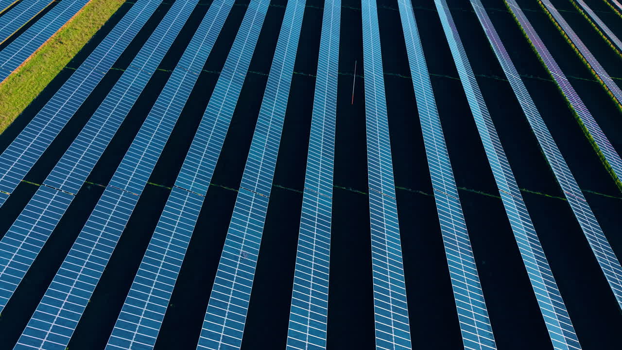 Clip video sui filari di lunghi pannelli solari. Trasformazione dell'energia solare in energia sostenibile.