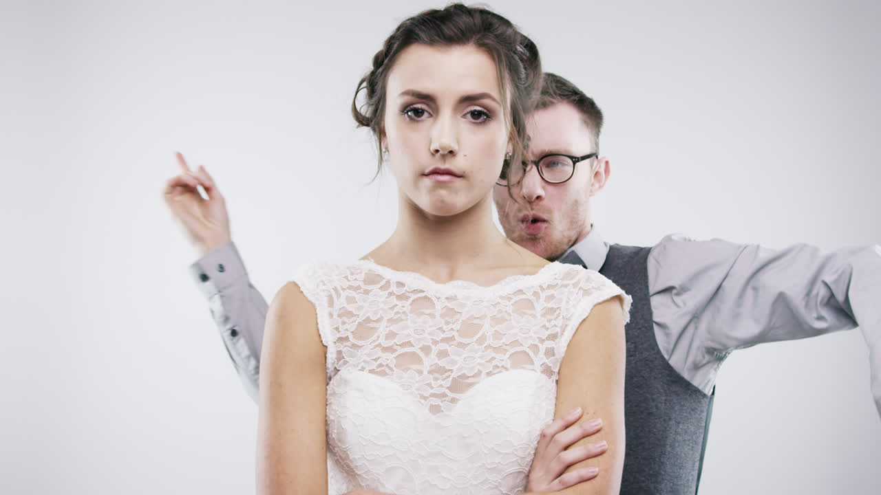 예쁜 신부와 함께 춤을 추는 괴짜 슬로우 모션 결혼식 사진 부스 시리즈