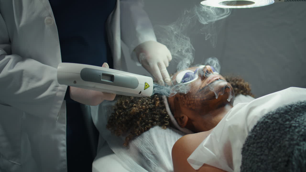 las manos de la cosmética pelando la piel exfoliante.