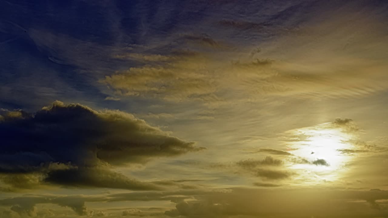 아침 태양은 구름을 던집니다.