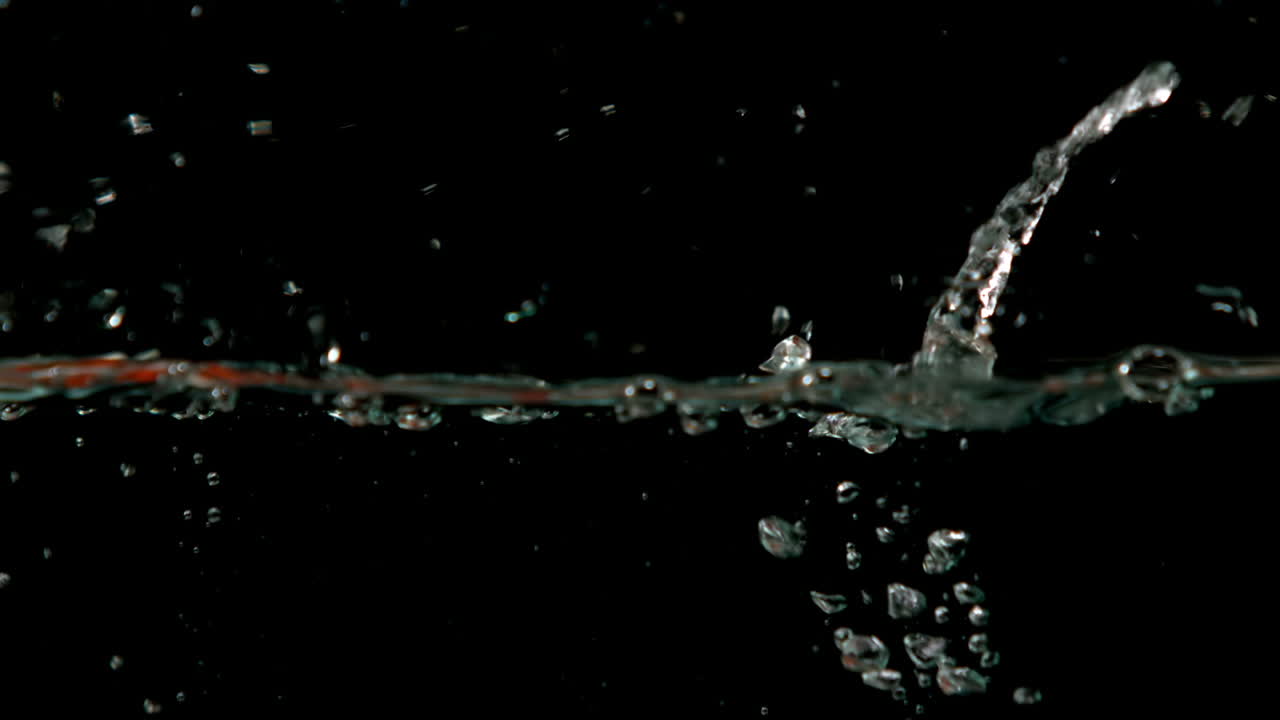 체리 토마토가 물에 떨어지는 것