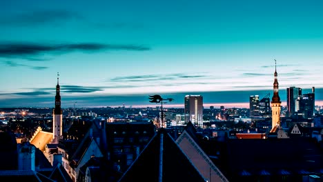 tallin, estonia, europa. time lapse time-lapse del paisaje urbano. transición de la noche al amanecer. ciudad vieja y ciudad moderna. puntos de referencia famosos. unesco. panorama pan