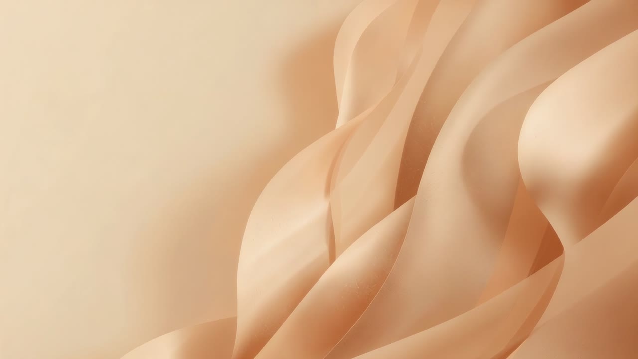 Nastri di seta che si muovono, rivelando bordi che si separano, mentre una luce soffusa si sposta su una sfumatura beige in studio.