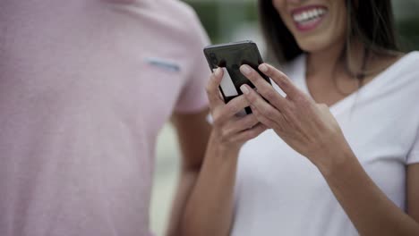 foto recortada de una mujer joven usando un teléfono inteligente