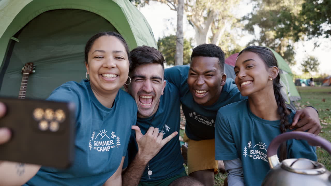 felices, personas juntas y selfies en el campamento