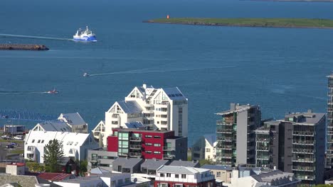 tiro de establecimiento de ángulo alto sobre los barrios del centro de reykjavik islandia 3