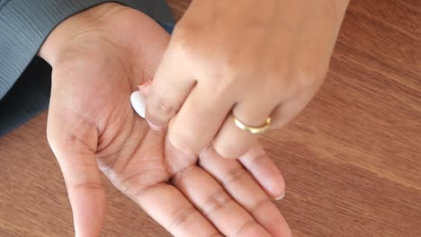 mujer tomando una píldora blanca