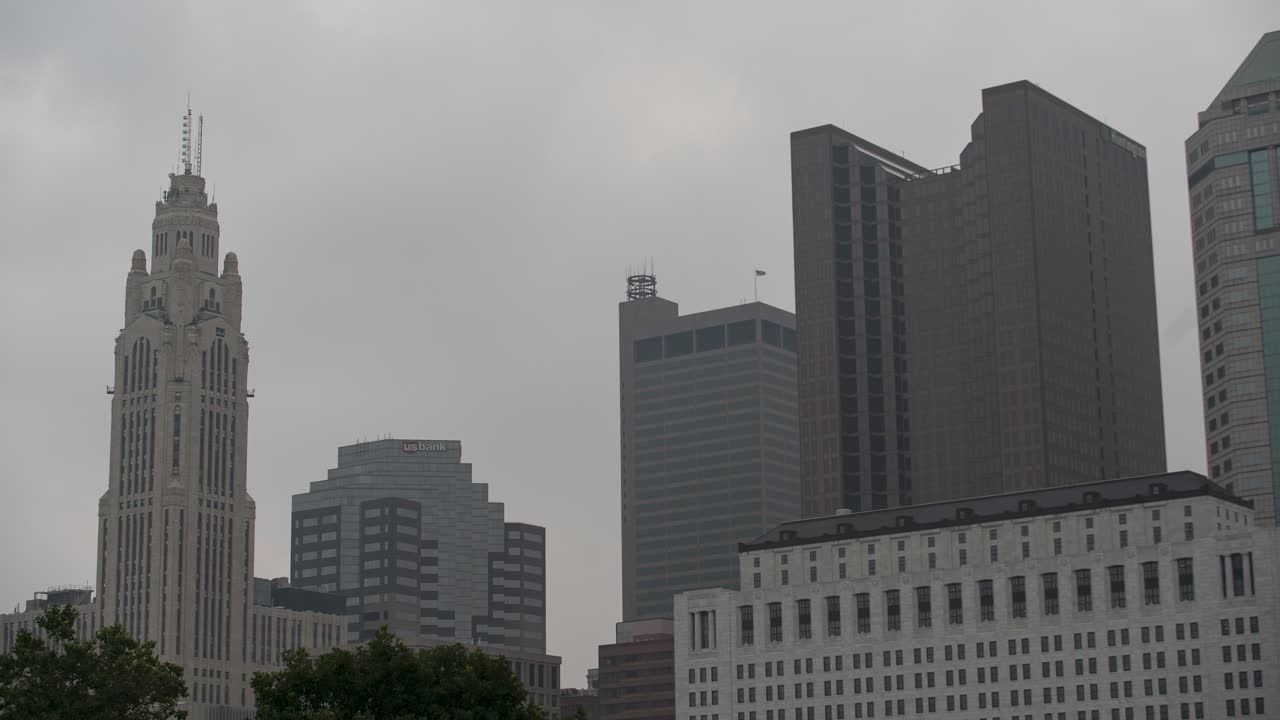 timelapse del horizonte de columbus ohio en un día de niebla y humo