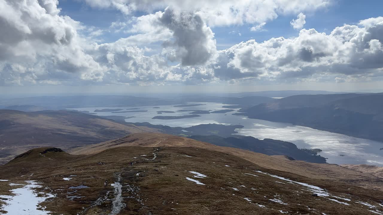 vista del lago lomond desde el monte ben lomond