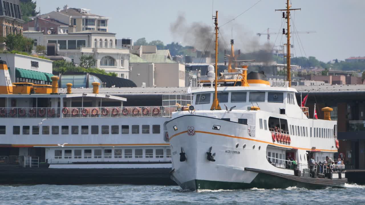 ferry en el puerto de estambul