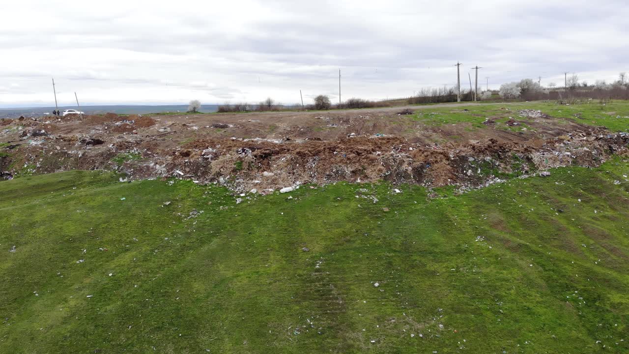 мусор на зеленом поле - воздушный откат