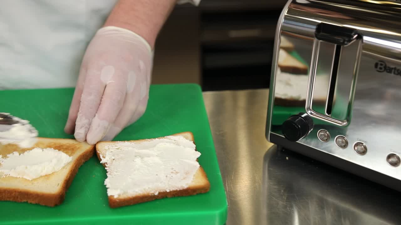 셰프가 크림 치즈 샌드위치를 준비하고 있습니다.