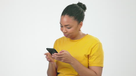 Teléfono,-No-Y-Chisme-Con-Una-Mujer-Leyendo