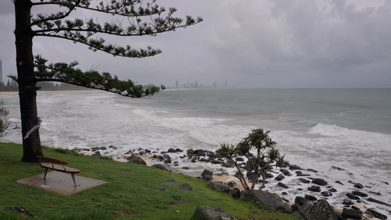 버리 헤즈, 골드 코스트 (영어: burleigh heads, gold coast) - 2024년 1월 2일, 골드코스트에 있는 서퍼들의 낙원을 바라보는 북쪽을 바라볼 수 있는 버리헤즈의 비와 폭풍.
