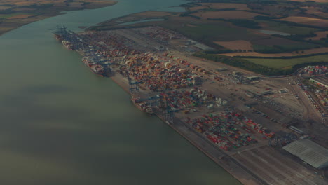 amplia toma aérea circular del puerto de la terminal trinidad de felixstowe