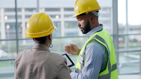 Talking,-engineer-and-staff-with-a-tablet