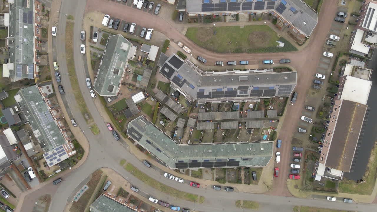 Vue aérienne en plongée de maisons dans un magnifique quartier résidentiel.