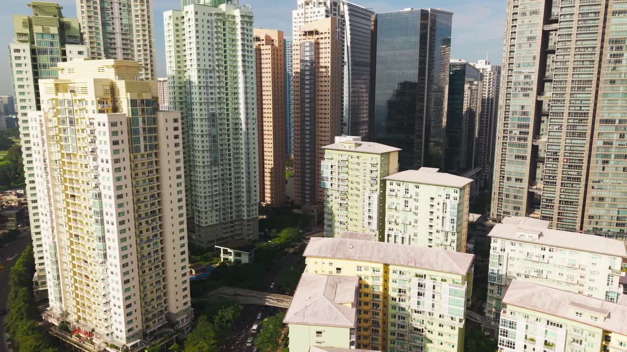Filmagem de drone revela densidade habitacional urbana, Bonifacio Global City, Manila