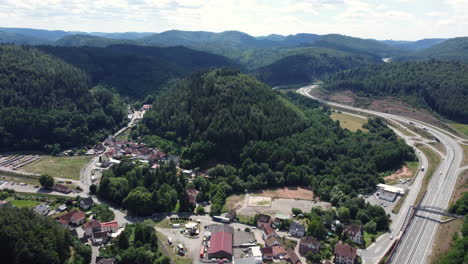 vista aérea de un pueblo y una carretera en una zona montañosa