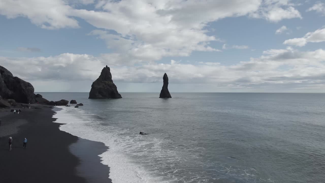 검은 모래 해변 레이니스프자라 (reynisfjara) 의 공중 풍경과 배경에 있는 레이니스드랑가르 기둥