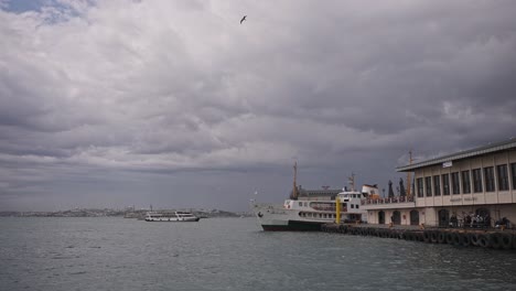 Am-Kadıköy-Pier,-Bei-Bewölktem-Wetter,-Schiffe-Segeln,-Vögel-Fliegen,-Auf-Dem-Bosporus