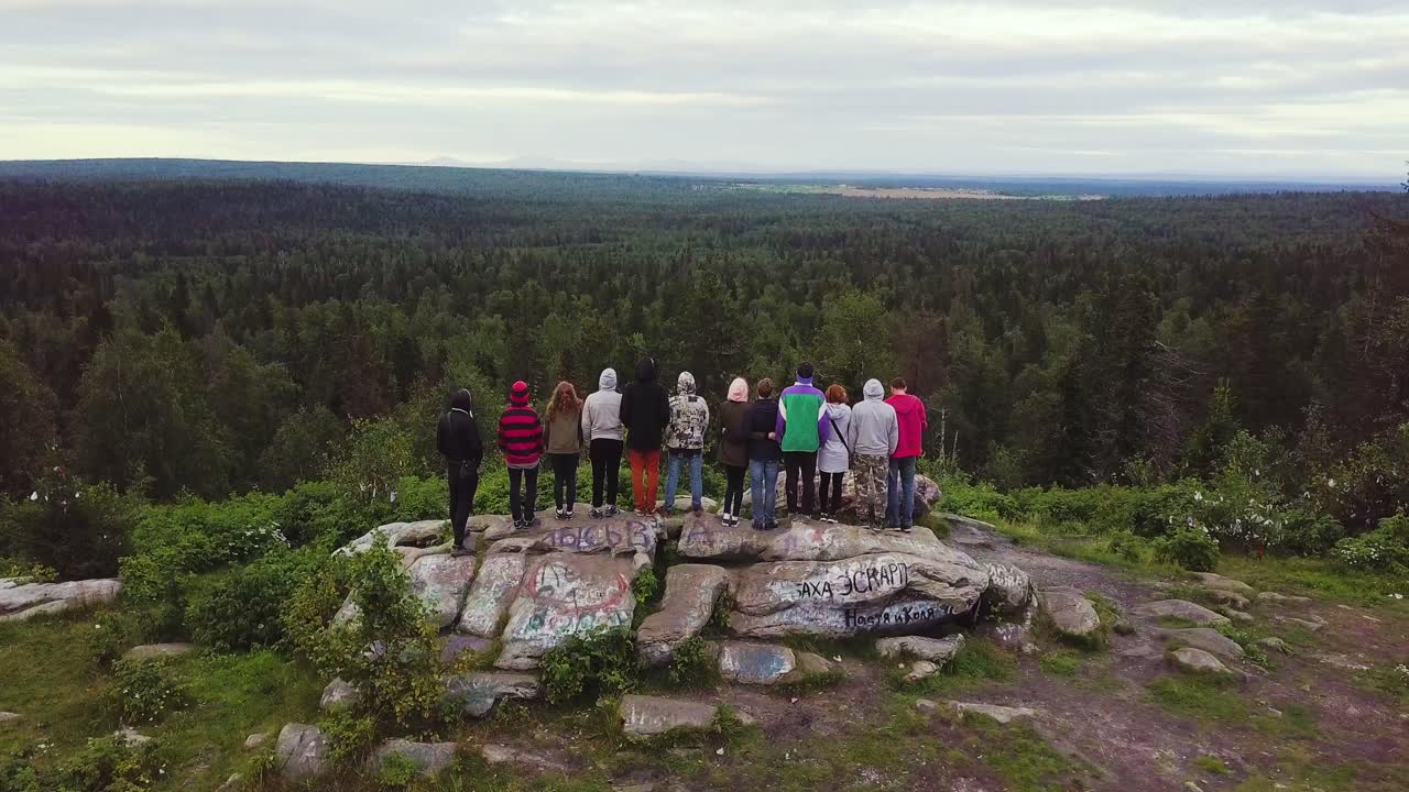 산 꼭대기 에서 전망 을 즐기는 사람 들 의 그룹
