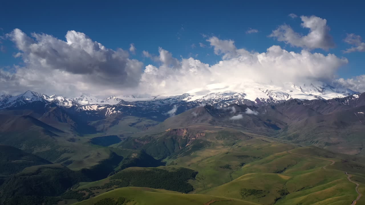 región de elbrus. volando sobre una meseta montañosa. hermoso paisaje de naturaleza. el monte elbrus es visible en el fondo.