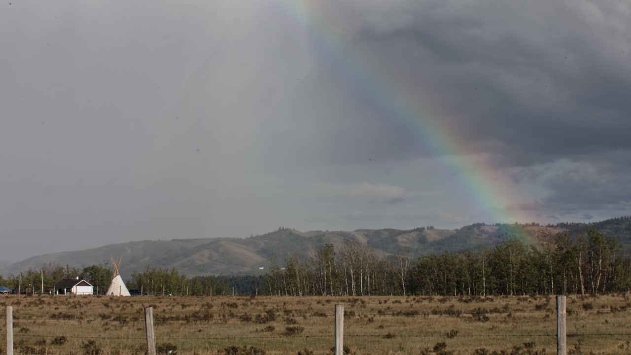 arco iris y tee pee en zona rural