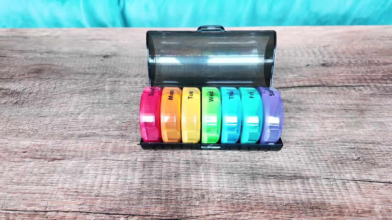 caja de plástico colorida para consumir pastillas todos los días