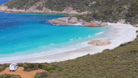 Vista-Aérea-De-La-Prístina-Y-Pequeña-Playa-Aislada-En-El-Oeste-De-Australia