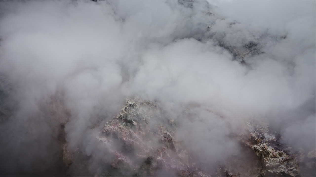 primer plano estático de vapor caliente que sale de la caldera volcánica geotérmica natural