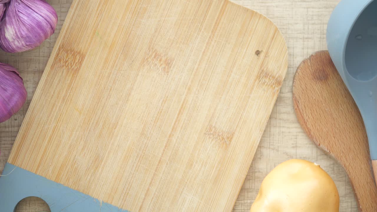 una mano abriendo una lata de maíz en un mostrador de la cocina