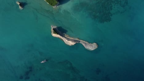 Antena-De-Arriba-Hacia-Abajo-Del-Islote-Rocoso-En-La-Isla-De-Corfú,-Grecia-Paraíso-De-Verano