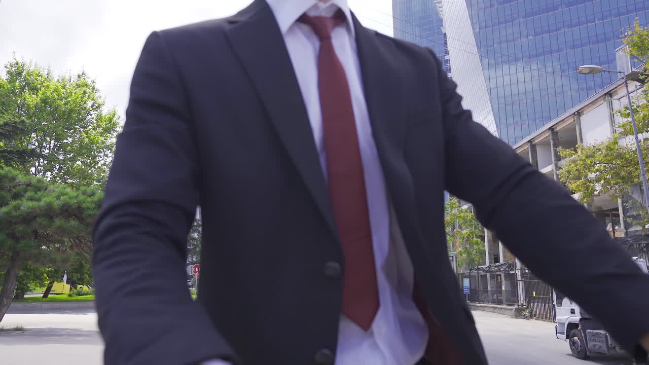 전기 스쿠터를 운전하는 사업가.