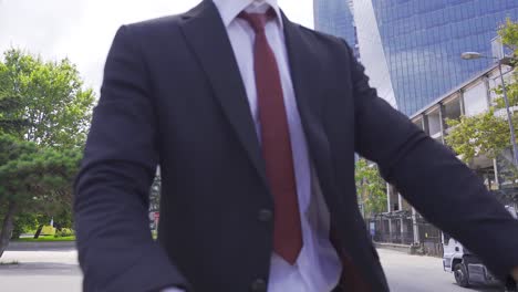 un hombre de negocios conduciendo un scooter eléctrico.