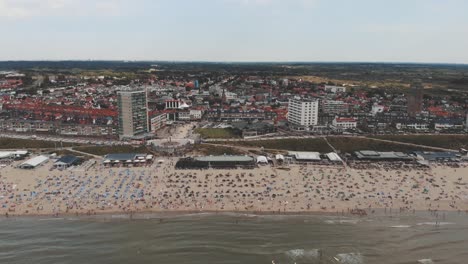 Imágenes-Aéreas-Que-Revelan-Una-Playa-Llena-De-Gente-A-Lo-Largo-De-La-Costa-De-La-Ciudad-Del-Mar-Del-Norte-De-Zandoort,-Países-Bajos