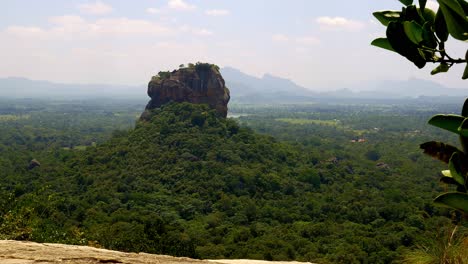 vista de la antigua montaña pinnawala desde lejos, rodeada de selva tropical