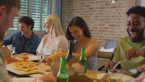 grupo multicultural de amigos disfrutando de una fiesta de cerveza y pizza en casa juntos