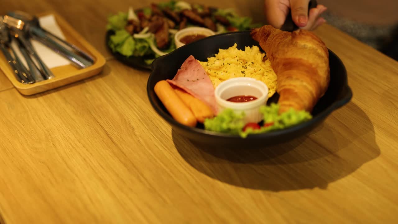 크로아산 과 러드 가 들어 있는 맛있는 아침 식사 접시