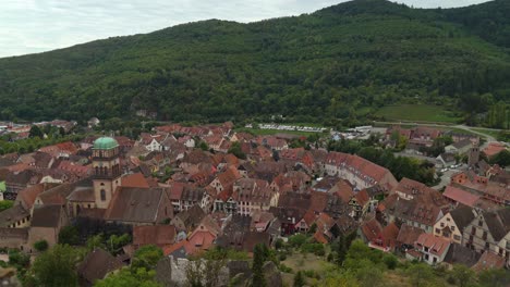 Ganzes-Panorama-Des-Dorfes-Kayserberg-An-Einem-Düsteren-Tag-Im-Herbst