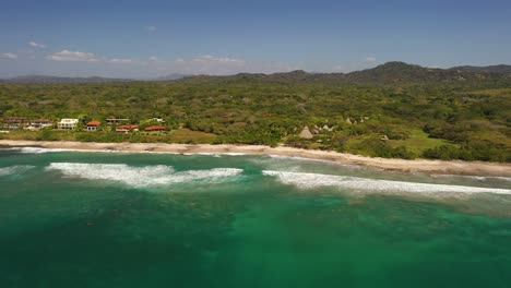 drone sobrevuelo playa tropical en américa central